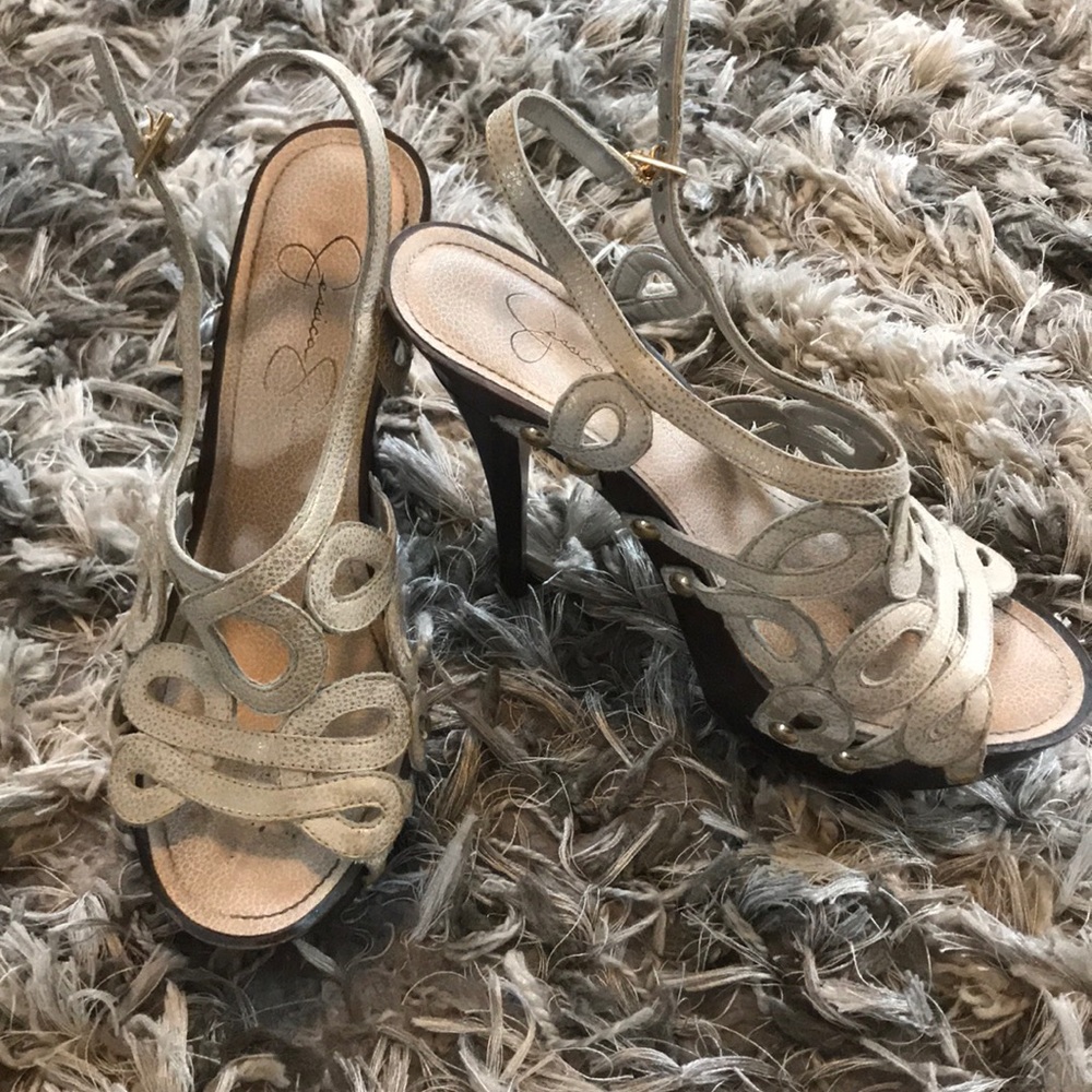 Jessica Simpson heels with unique detail size 6